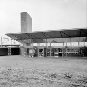 150159 Gezicht op de voorgevel van het N.S.-station te Beverwijk.